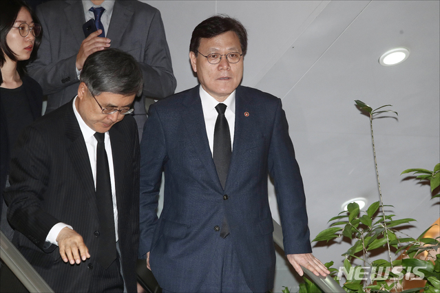 【서울=뉴시스】김병문 수습기자 = 최종구 금융위원장이 12일 오후 서울 서대문구 신촌세브란스병원 장례식장에 마련된 고 조양호 한진그룹 회장의 빈소로 들어서고 있다. 2019.04.12.&nbsp; photo@newsis.com