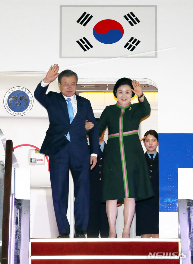 【성남=뉴시스】박진희 기자 = 한미 정상회담을 마친 문재인 대통령과 부인 김정숙 여사가 12일 오후 경기도 성남 서울공항에 도착하고 있다. 2019.04.12.&nbsp; pak7130@newsis.com 