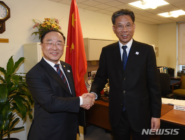 【워싱턴DC=뉴시스】국제통화기금(IMF)·세계은행(WB) 춘계회의 참석차 미국 워싱턴을 방문 중인 홍남기 경제부총리 겸 기획재정부 장관이 11일(현지시간) 세계은행(WB)에서 류쿤 중국 재정부장과 면담에 앞서 악수하며 기념 사진을 찍고 있다. 2019.04.11 (사진 = 기획재정부 제공) photo@newsis.com 