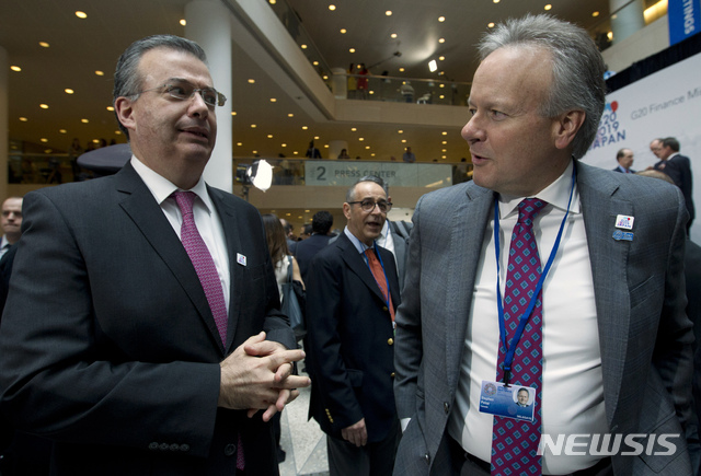 [ 워싱턴 = AP/뉴시스] 지난 해 4월 워싱턴에서 열린 G20경제장관 회의에 참석한 알레한드로 디아스 데 레온 멕시코은행 총재(왼쪽)와 캐나다의 스티븐 폴로즈 중앙은행 총재가 이야기를 나누고 있다.&nbsp; 2026.02.27. 