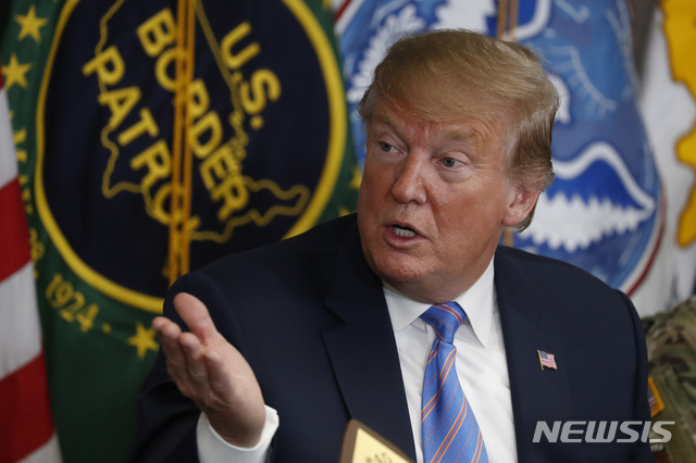 【캘렉시코=AP/뉴시스】 도널드 트럼프 미국 대통령이 4월 5일 캘리포니아주 캘렉시코 국경수비대를 방문, 회의를 주재하고 있다. 트럼프 대통령은 1일(현지시간) 의회의 요청으로 2주일간 연기했던 불법이민에 대한 대대적인 단속을 독립기념일 연휴가 끝나는 8일부터 시작한다고 밝혔다. 2019.07.02