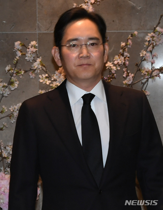【서울=뉴시스】배훈식 기자 = 13일 오전 서울 서대문구 연세세브란스병원 장례식장에 마련된 故 조양호 한진그룹 회장 빈소를 찾은 이재용 삼성전자 부회장이 조문을 마치고 나서고 있다. 2019.04.13.&nbsp; dahora83@newsis.com