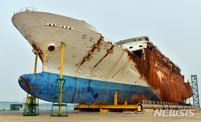 [목포=뉴시스]변재훈 기자 = 세월호 참사 5주기를 사흘 앞둔 지난해 4월13일 오전 전남 목포시 목포신항에 세월호가 세워져 있다. 2019.04.13. wisdom21@newsis.com