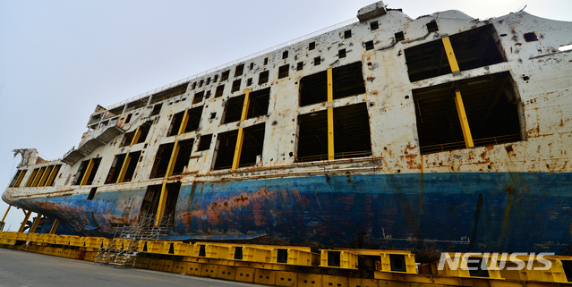 【목포=뉴시스】변재훈 기자 = 세월호 참사 5주기를 사흘 앞둔 13일 오전 전남 목포시 목포신항에 세월호가 세워져 있다. 2019.04.13. wisdom21@newsis.com