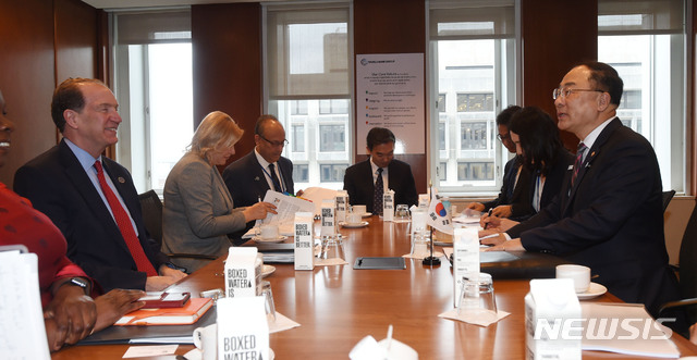 【서울=뉴시스】김진아 기자 = IMF/WB 춘계회의 참석차 미국 워싱턴을 방문중인 홍남기 부총리 겸 기획재정부 장관이 12일(현지시간) 세계은행(WB)에서 데이비드 맬패스 WB총재와 면담하고 있다. 2019.04.13. (사진=기획재정부 제공) photo@newsis.com