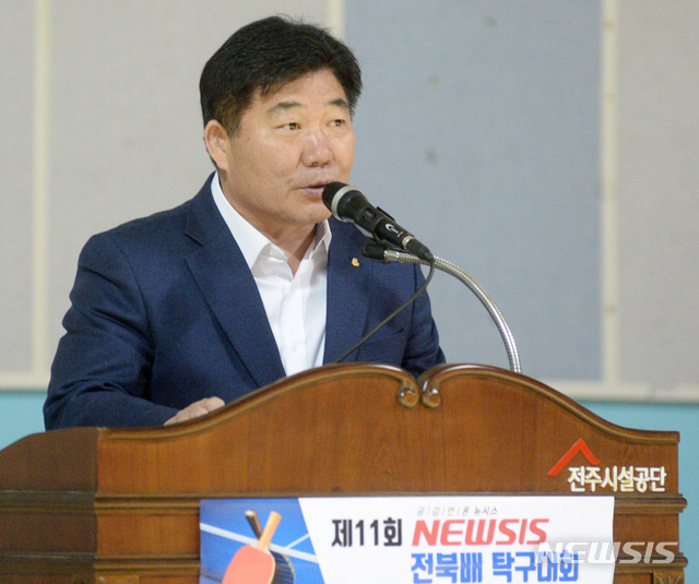 [전주=뉴시스] 김얼 기자= 뉴시스 전북본부에서 주최하고 전라북도 탁구협회가 주관한 제11회 뉴시스 전북배 탁구대회가 13일 전북 전주시 전주화산체육관에서 실시된 가운데 최형원 전북체육회 사무처장이 축사를 하고 있다. 2019.04.13.&nbsp; pmkeul@newsis.com