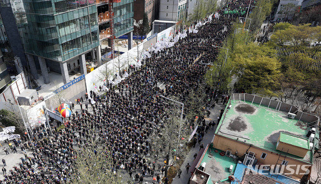 【서울=뉴시스】추상철 기자 = 전국민주노동조합총연맹이 13일 오후 서울 종로구 조계사 앞에서 특수고용노동자 총궐기 대회 및 '국제노동기구(ILO) 100주년 핵심협약 비준과 노동조합법 2조 개정' 등을 촉구하는 집회를 하고 있다. 2019.04.13.  scchoo@newsis.com