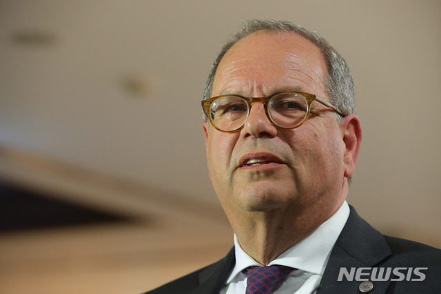 【서울=뉴시스】배훈식 기자 = 마이클 위즈번 스카이팀 이사회 회장이 13일 오후 서울 서대문구 연세세브란스병원 장례식장에 마련된 故 조양호 한진그룹 회장 빈소를 찾아 조문 한 뒤 취재진의 질문에 답하고 있다. 2019.04.13.&nbsp; dahora83@newsis.com