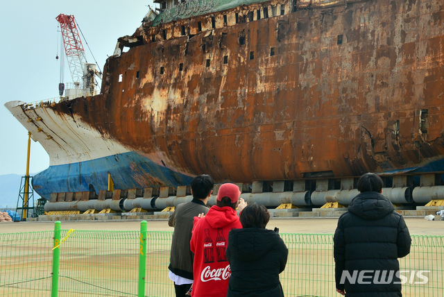 【목포=뉴시스】변재훈 기자 = 세월호 참사 5주기를 사흘 앞둔 13일 전남 목포시 목포신항만에 직립 거치된 선체를 지켜보려는 시민들의 발길이 이어지고 있다. 2019.04.13. wisdom21@newsis.com