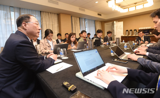 【워싱턴DC=뉴시스】G20 재무자관회의와 국제통화기금(IMF)·세계은행(WB) 춘계회의 참석차 미국 워싱턴을 방문 중인 홍남기 경제부총리 겸 기획재정부 장관이 12일(현지시간) 페어몽호텔에서 연 기자간담회에서 발언하고 있다. 2019.04.13 (사진 = 기획재정부 제공) photo@newsis.com