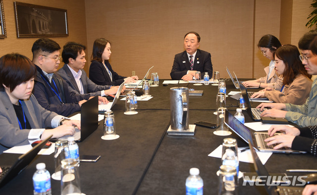 【워싱턴DC=뉴시스】G20 재무장관회의와 국제통화기금(IMF)·세계은행(WB) 춘계회의 참석차 미국 워싱턴을 방문 중인 홍남기 경제부총리 겸 기획재정부 장관이 12일(현지시간) 페어몽호텔에서 연 기자간담회에서 발언하고 있다. 2019.04.13 (사진=기획재정부 제공) photo@newsis.com