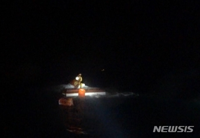 【안동=뉴시스】 침수후 전복된 어선. 2019.04.14 (사진=포항해경 제공)