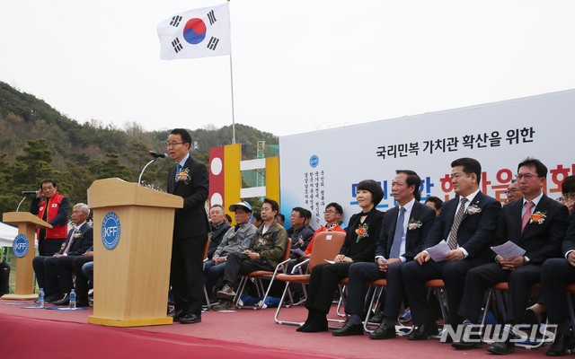 【창원=뉴시스】 지난 13일 경남 거창군 스포츠파크 야구장에서 열린 한국자유총연맹 경남지부 주관 ‘도민통합 한마음대회’에 참석한 박성호 도지사 권한대행이 격려사를 하고 있다.2019.04.14.(사진=경남도청 제공) photo@newsis.com