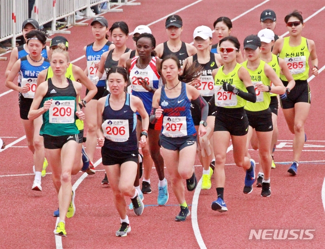 【군산=뉴시스】고석중 기자 = 14일 전북 군산월명종합경기장에서 개최된 '2019 군산새만금국제마라톤대회'에서 여자 엘리트 선수들이 힘차게 출발하고 있다. 2019.04.14.k9900@newsis.com