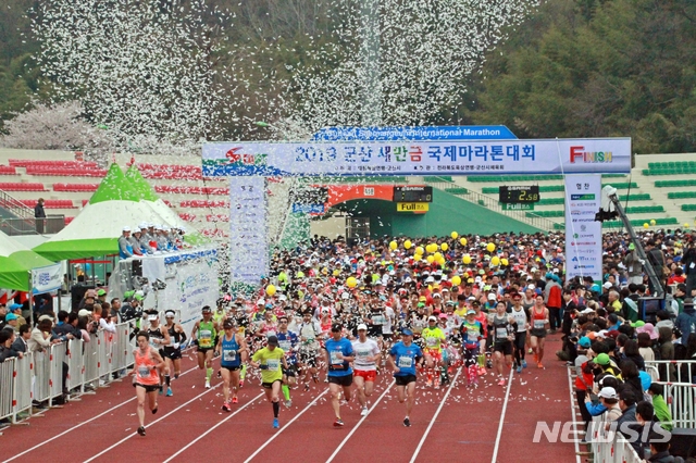 군산새만금국제마라톤대회 단축(10㎞) 코스 출발, 2019 전북 군산월명종합경기장