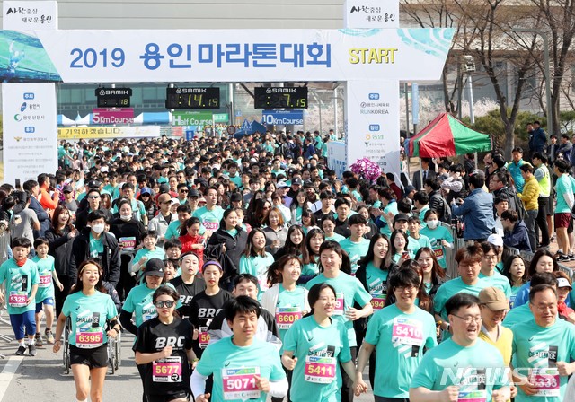 2019 용인마라톤대회에서 5000명의 건각들이 시청 광장을 힘차게 출발하고 있다. (사진제공=용인시)