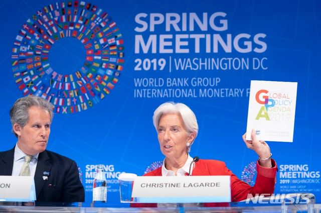 【서울=뉴시스】 13일(현지시간) 데이비드 립튼(왼쪽) 국제통화기금(IMF) 수석부총재는 미국 워싱턴 소재의 IMF 본부에서 열린 제39차 국제금융통화위원회(IMFC)를 마친 후 "세계 경제는 이미 거센 파도 속에서 항해하고 있다"며 "각국 정치인들은 무역 전쟁 등 혼란으로 배를 더 흔들어선 안 된다"고 경고했다. (사진=IMF 홈페이지 캡처) 2019.04.14.