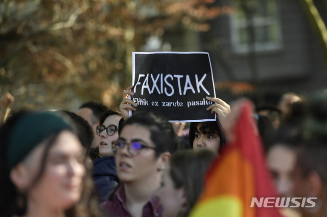 【빌바오(스페인)=AP/뉴시스】 13일(현지시간) 스페인 북부 빌바오에서 한 여성이 '파시스트, 비켜라'라는 손팻말을 들고 있다. 28일로 예정된 스페인 총선에서는 극우정당 '복스'의 약진이 예상된다. 2019.04.15.