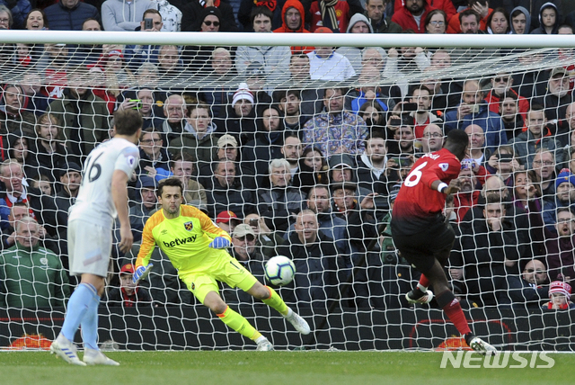 【맨체스터(영국)=AP/뉴시스】폴 포그바가 14일 웨스트햄과 EPL 34라운드서 페널티킥을 차고 있다.