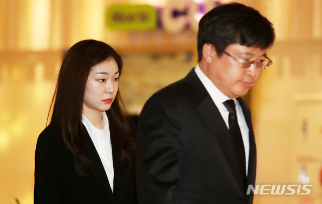 【서울=뉴시스】박미소 수습기자 =  김연아(왼쪽)가 14일 오후 서울 서대문구 신촌세브란스병원 장례식장에 마련된 고 조양호 한진그룹 회장의 빈소로 들어서고 있다. 2019.04.14. misocamera@newsis.com