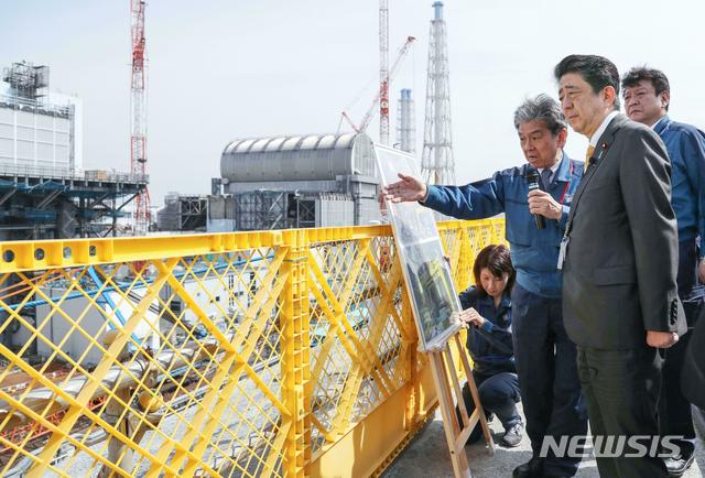 【오쿠마=AP/뉴시스】아베 신조 일본 총리가 14일 일본 후쿠시마현 오쿠마의 후쿠시마 제1원전을 방문해 재건 현황 등을 살피고 있다. 지난 2013년 9월 이후 약 5년 반 만에 원전을 방문한 아베 총리는 폐로 작업의 진척 상황 등을 점검하며 "국가가 폐로와 오염수 대책의 전면에 나설 것"이라고 밝혔다. 2019.04.14.