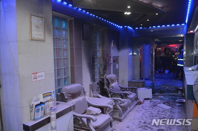 【인천=뉴시스】김민수 기자 = 지난 13일 인천의 한 모텔에서 방화로 추정되는 불이나 쇼파 등이 탔다. 2019.04.15. (사진=인천소방본부 제공) kms0207@newsis.com 