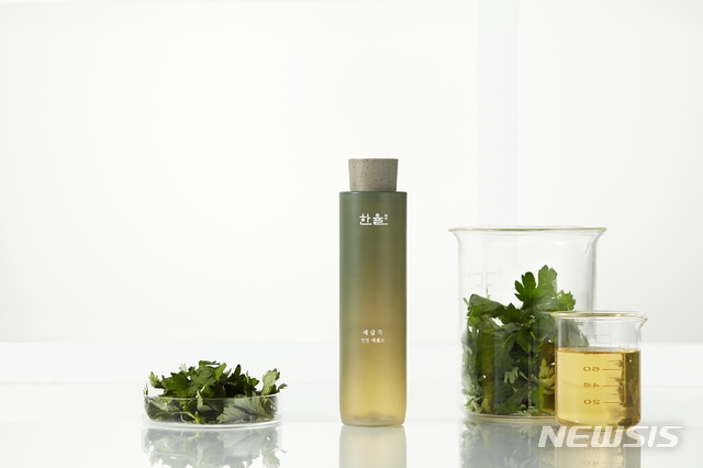 한율의 '세살쑥 진정 에센스' (사진제공=한율)