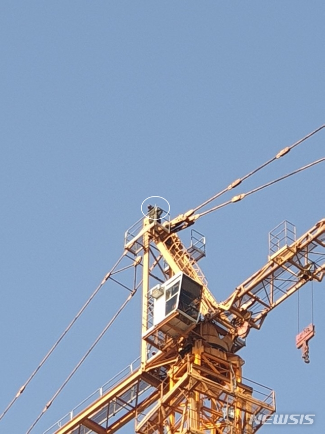 【대구=뉴시스】김덕용 기자 = 아파트 공사현장 25층 높이 타워크레인 시위 모습 2019.06.03.(사진=뉴시스DB) photo@newsis.com
