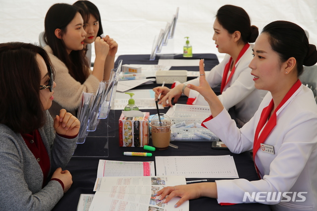 【인천=뉴시스】 김민수 기자=13일 인천 경인여자대학교에서 열린 '2020학년도 공동 입시박람회'에서 경인여대를 방문한 예비수험생 및 학부모들이 2020학년도 입시상담을 받고 있다. 2019.04.15 (사진=경인여자대학교 제공) kms0207@newsis.com