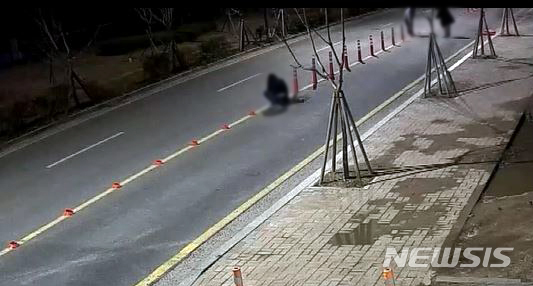 【부산=뉴시스】 부산 강서경찰서는 15일 관할 구청이 설치한 도로 중앙선 시선유도봉(차선규제봉)을 줄톱으로 잘라낸 30대 남성 A씨 등 4명을 공용물건손상 혐의로 불구속 입건했다고 밝혔다. 2019.04.15. (사진=부산경찰청 제공)photo@newsis.com