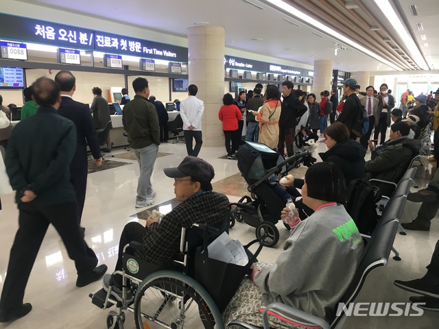 【대구=뉴시스】배소영 기자 = 15일 오전 대구시 달서구 성서로 이전한 계명대 동산병원 진료 첫날 수납 창구에 환자들이 모여 있다. 2019.04.15.soso@newsis.com