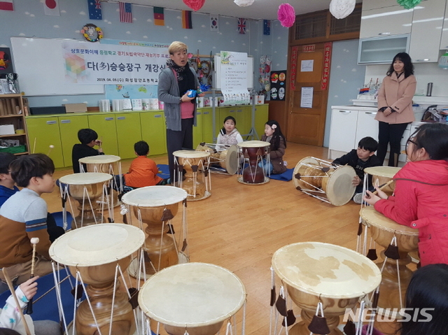 【수원=뉴시스】 이병희 기자 = 경기도립국악단, 다문화 학생 대상 재능기부. 