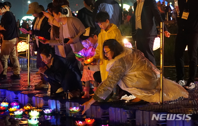 【경주=뉴시스】 이은희 기자= 지난해 열린 연등문화축제에서 소원등 띄우기를 하고 있다. 2019.04.15. (사진= 동국대 제공)photo@newsis.com