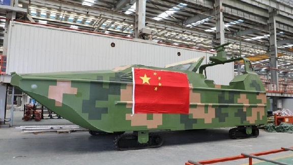 【서울=뉴시스】 중국 기업이 세계 최초로 전투용 수륙양용 무인 쾌속정 '바다 이구아나'를 생산해 중국군에 정식 인도, 남중국해에 배치를 앞두고 있다고 과기일보 등이 29일 보도했디. (사진출처: 신랑군사채널 캡처) 2019.04.15