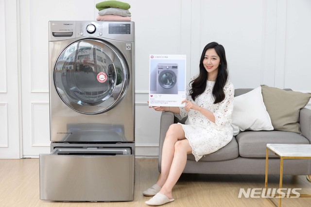 【서울=뉴시스】LG전자는 다음달 3일까지 '트롬 건조기 후기 백일장' 온라인 이벤트를 진행한다고 15일 밝혔다. 고객들이 트롬 건조기를 사용하면서 직접 느낀 장점, 추천하는 기능, 달라진 일상 등 사용후기를 작성해 해시태그 ‘#트롬건조는사랑입니다’와 ‘#LG트롬건조기’와 함께 인스타그램에 올리면 된다. 이어 LG전자 이벤트 홈페이지에서 참여하면 응모가 완료된다. 2019.04.15. (사진=LG전자 제공) photo@newsis.com