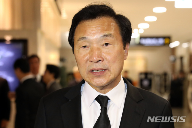 【서울=뉴시스】이윤청 수습기자 = 손학규 바른미래당 대표가 15일 오전 서울 서대문구 신촌세브란스병원 장례식장에 마련된 고 조양호 한진그룹 회장의 빈소를 찾아 조문한 후 취재진의 질문에 답하고 있다. 2019.04.15. radiohead@newsis.com