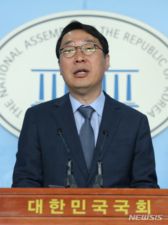 【서울=뉴시스】고승민 기자 = 윤영찬 전 청와대 국민소통수석이 15일 서울 여의도 국회에서 21대 총선 출마를 선언하고 있다. 2019.04.15.kkssmm99@newsis.com