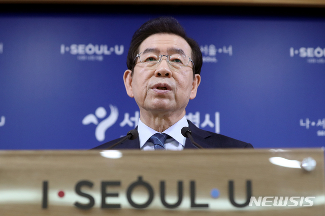 【서울=뉴시스】김병문 수습기자 = 박원순 서울시장이 15일 오전 서울 중구 서울특별시청에서 시민체감형 미세먼지 대책 브리핑을 하고 있다. 2019.04.15.&nbsp;&nbsp;&nbsp; dadazon@newsis.com