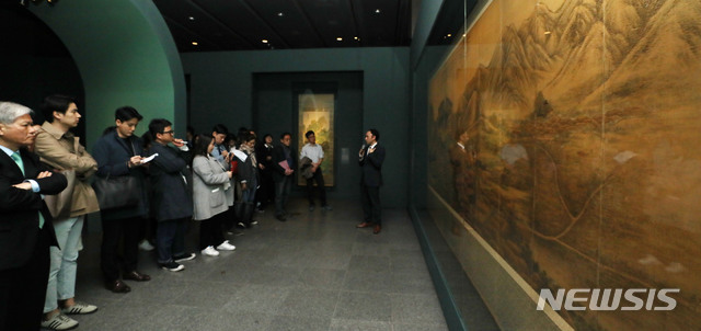 【서울=뉴시스】홍효식 기자 = 15일 오전 서울 용산구 국립중앙박물관 기획전시실에서 열린 '근대 서화, 봄 새벽을 깨우다' 언론 공개회에서 참가자들이 작품들을 살펴보고 있다. 3.1운동 및 대한민국임시정부 수립 100주년을 맞아 20세기 전환기의 한국 근대 서화를 조명하는 이번 특별전은 안중식 등 근대 서화가들의 그림과 글씨, 사진, 삽화 등 100건의 작품을 선보이며, 6월 2일(일)까지 열린다. 2019.04.15. yesphoto@newsis.com
