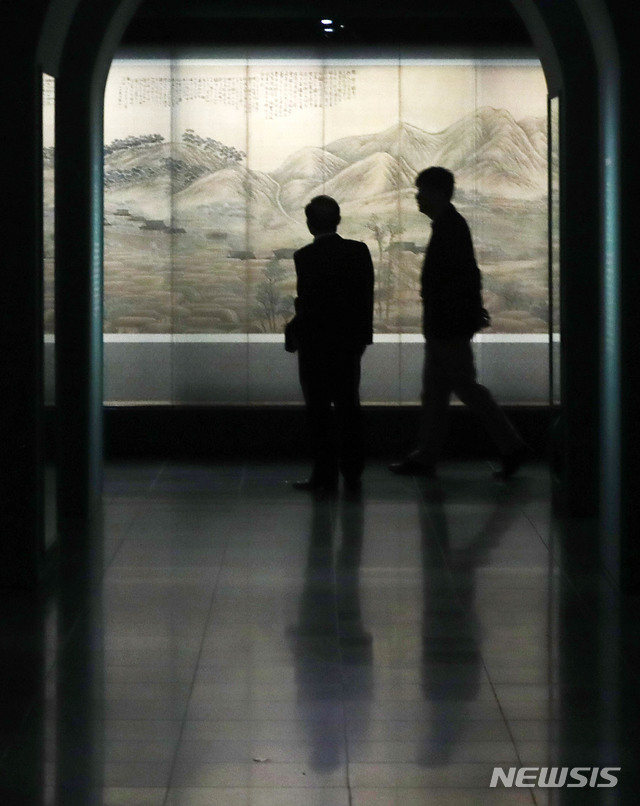 【서울=뉴시스】홍효식 기자 = 15일 오전 서울 용산구 국립중앙박물관 기획전시실에서 열린 '근대 서화, 봄 새벽을 깨우다' 언론 공개회에서 참가자들이 작품들을 살펴보고 있다. 3.1운동 및 대한민국임시정부 수립 100주년을 맞아 20세기 전환기의 한국 근대 서화를 조명하는 이번 특별전은 안중식 등 근대 서화가들의 그림과 글씨, 사진, 삽화 등 100건의 작품을 선보이며, 6월 2일(일)까지 열린다. 2019.04.15. yesphoto@newsis.com