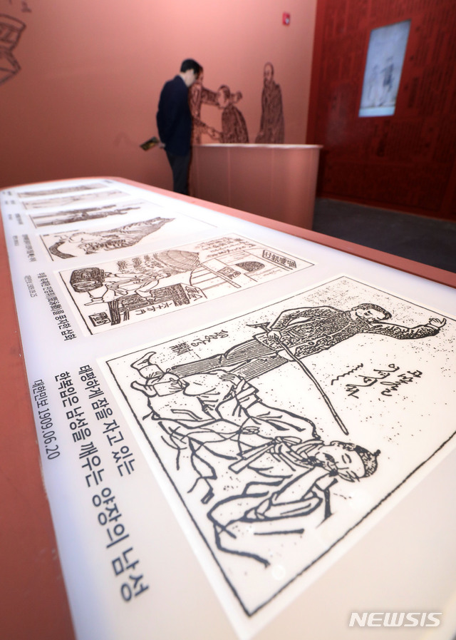 【서울=뉴시스】홍효식 기자 = 15일 오전 서울 용산구 국립중앙박물관 기획전시실에서 열린 '근대 서화, 봄 새벽을 깨우다' 언론 공개회에서 참가자들이 작품들을 살펴보고 있다. 3.1운동 및 대한민국임시정부 수립 100주년을 맞아 20세기 전환기의 한국 근대 서화를 조명하는 이번 특별전은 안중식 등 근대 서화가들의 그림과 글씨, 사진, 삽화 등 100건의 작품을 선보이며, 6월 2일(일)까지 열린다. 2019.04.15. yesphoto@newsis.com