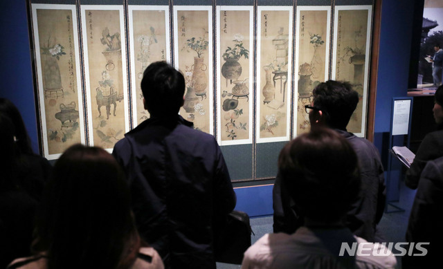 【서울=뉴시스】홍효식 기자 = 15일 오전 서울 용산구 국립중앙박물관 기획전시실에서 열린 '근대 서화, 봄 새벽을 깨우다' 언론 공개회에서 참가자들이 작품들을 살펴보고 있다. 3.1운동 및 대한민국임시정부 수립 100주년을 맞아 20세기 전환기의 한국 근대 서화를 조명하는 이번 특별전은 안중식 등 근대 서화가들의 그림과 글씨, 사진, 삽화 등 100건의 작품을 선보이며, 6월 2일(일)까지 열린다. 2019.04.15. yesphoto@newsis.com