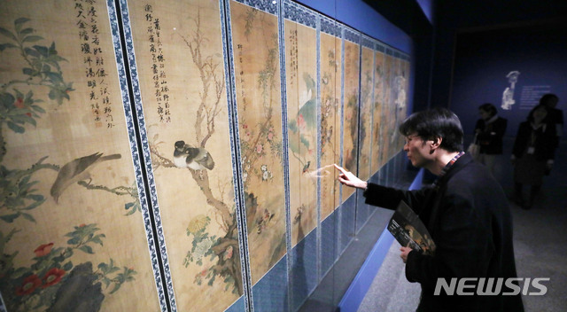 【서울=뉴시스】홍효식 기자 = 15일 오전 서울 용산구 국립중앙박물관 기획전시실에서 열린 '근대 서화, 봄 새벽을 깨우다' 언론 공개회에서 참가자들이 작품들을 살펴보고 있다. 3.1운동 및 대한민국임시정부 수립 100주년을 맞아 20세기 전환기의 한국 근대 서화를 조명하는 이번 특별전은 안중식 등 근대 서화가들의 그림과 글씨, 사진, 삽화 등 100건의 작품을 선보이며, 6월 2일(일)까지 열린다. 2019.04.15. yesphoto@newsis.com