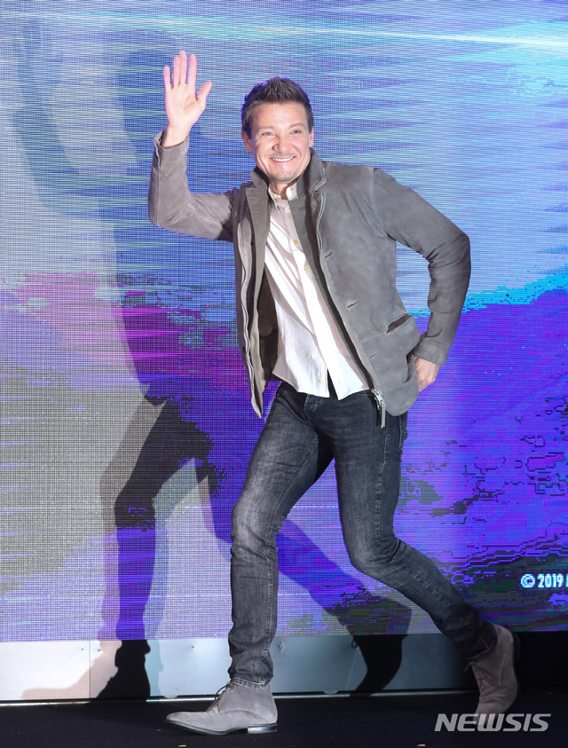 【서울=뉴시스】조수정 기자 = 방한한 배우 제레미 레너가 영화 '어벤져스 : 엔드게임(Avengers:Endgame)' 아시아 프레스 컨퍼런스가 열린 15일 오후 서울 종로구 포시즌스호텔에서 포즈를 취하고 있다. 2019.04.15 chocrystal@newsis.com