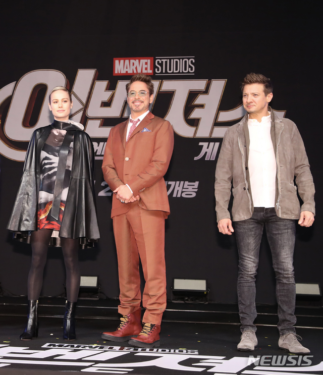 【서울=뉴시스】조수정 기자 = 영화 '어벤져스 : 엔드게임(Avengers:Endgame)' 아시아 프레스 컨퍼런스가 열린 15일 오후 서울 종로구 포시즌스호텔에서 배우들이 포즈를 취하고 있다. 왼쪽부터 브리 라슨, 로버트 다우니 주니어, 제레미 레너. 영화 '어벤져스 : 엔드게임은 4월 24일 개봉한다. chocrystal@newsis.com