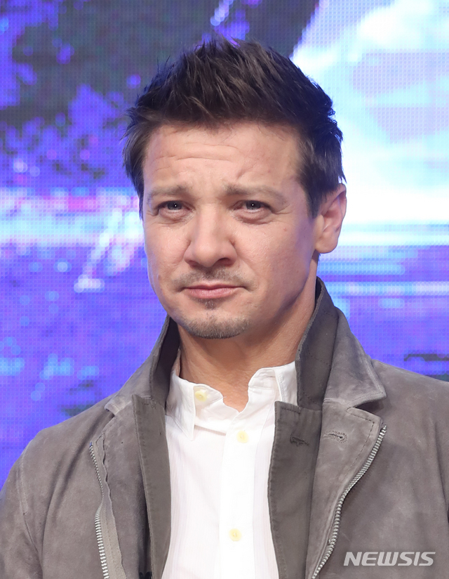 【서울=뉴시스】조수정 기자 = 방한한 배우 제레미 레너가 영화 '어벤져스 : 엔드게임(Avengers:Endgame)' 아시아 프레스 컨퍼런스가 열린 15일 오후 서울 종로구 포시즌스호텔에서 포즈를 취하고 있다. 영화 '어벤져스 : 엔드게임은 4월 24일 개봉한다. 2019.10.25 chocrystal@newsis.com 