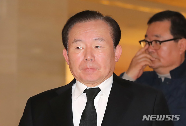 【서울=뉴시스】이윤청 수습기자 = 한국당 이인제 전 최고위원이 15일 오후 서울 서대문구 신촌세브란스 병원에 마련된 고 조양호 한진그룹 회장의 빈소로 향하고 있다. 2019.04.15. photo@newsis.com