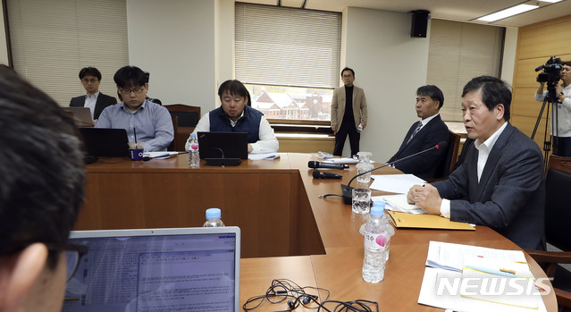 【서울=뉴시스】최진석 기자 = 박수근 경제사회노동위원회 산하 노사관계 제도·관행 개선위원회 위원장이 15일 오후 서울 종로구 경사노위에서 ILO(국제노동기구) 기본협약 비준을 위한 논의에 대한 전체회의 결과를 발표하고 있다. 2019.04.15. myjs@newsis.com