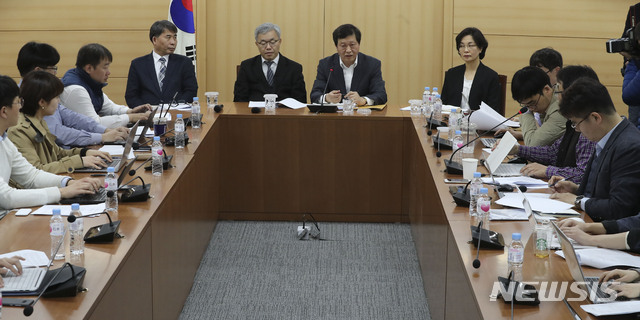 【서울=뉴시스】최진석 기자 = 박수근(가운데 왼쪽) 경제사회노동위원회 산하 노사관계 제도·관행 개선위원회 위원장이 15일 오후 서울 종로구 경사노위에서 ILO(국제노동기구) 핵심협약 비준을 위한 논의에 대한 전체회의 결과를 발표하고 있다. 2019.04.15.&nbsp; myjs@newsis.com
