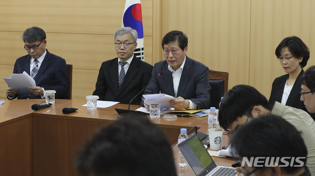 【서울=뉴시스】최진석 기자 = 박수근(왼쪽 세번째) 경제사회노동위원회 산하 노사관계 제도·관행 개선위원회 위원장이 15일 오후 서울 종로구 경사노위에서 ILO(국제노동기구) 핵심협약 비준을 위한 논의에 대한 전체회의 결과를 발표하고 있다. 2019.04.15. myjs@newsis.com